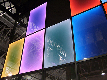 Panneaux acryliques colorés rétroéclairés pour éclairage architectural