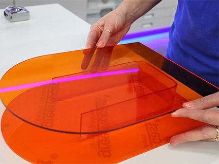 Manipulation de plaques acryliques colorées pour applications techniques