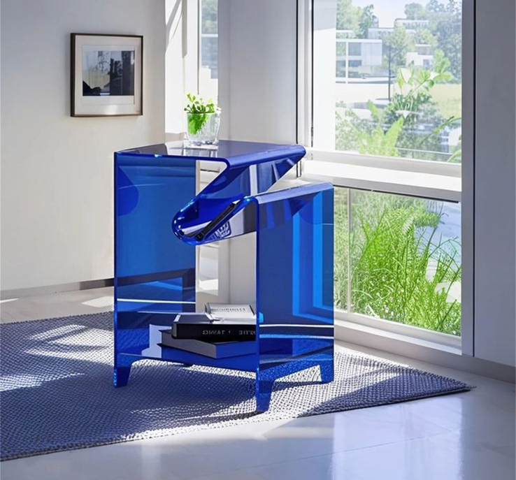Mobilier décoratif réalisé en plaques acryliques bleues transparentes